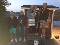 Naisten viestijoukkue palkintokorokkeella.