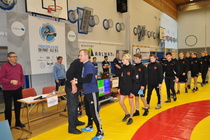 VaaKun pojat kävivät onnittelemassa Hannua kisayleisön edessä.