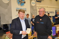 Jukka ja Hannu sekä painiliiton hopeinen reliefi.