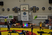 Kaikki alkaa olla valmista, lämmittelyt käynnissä.